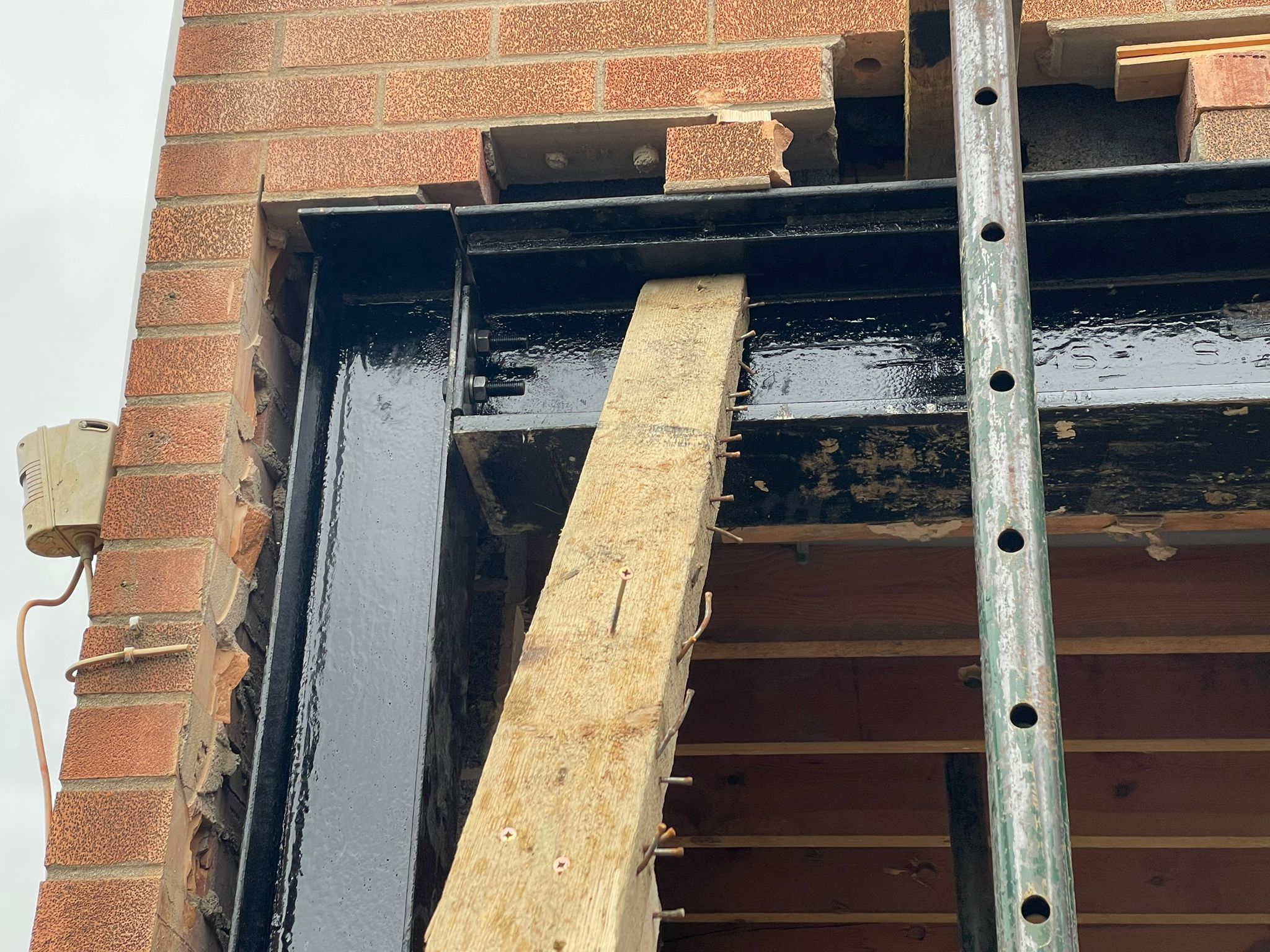 Bolted steel beam connection supporting masonry